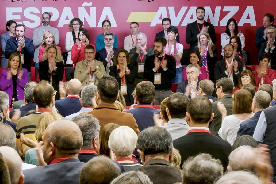 El comité del PSOE aplaude a Begoña Gómez. España.