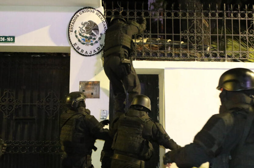 Policía de Ecuador irrumpe en la embajada de México