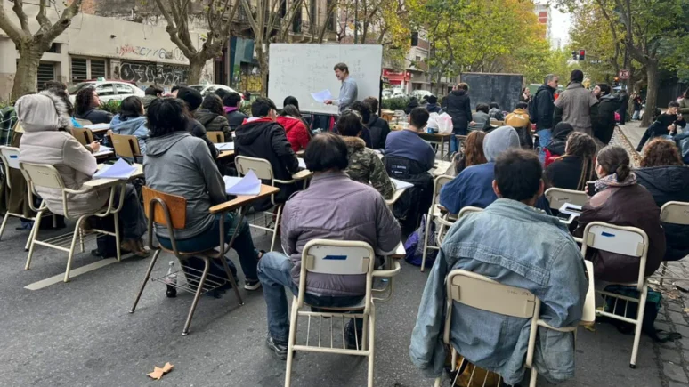 Clase pública en la previa al paro docente