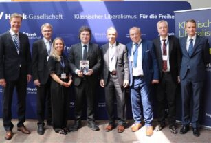 Milei recibió la medalla Hayek