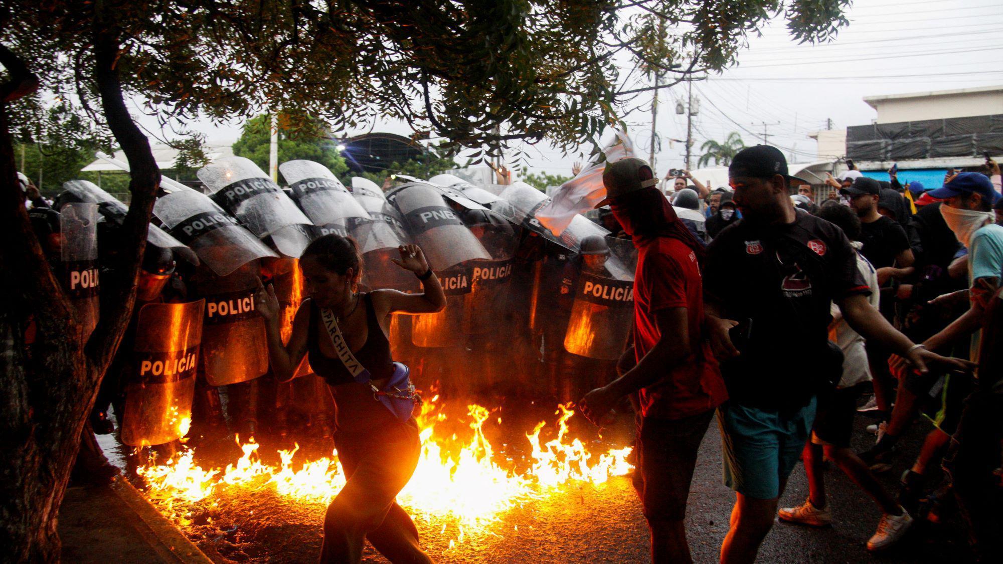 Caos en Venezuela seis muertos, 46 detenidos y decenas de heridos