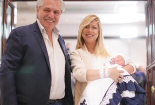 Fabiola Yañez y Alberto Fernández con su hijo