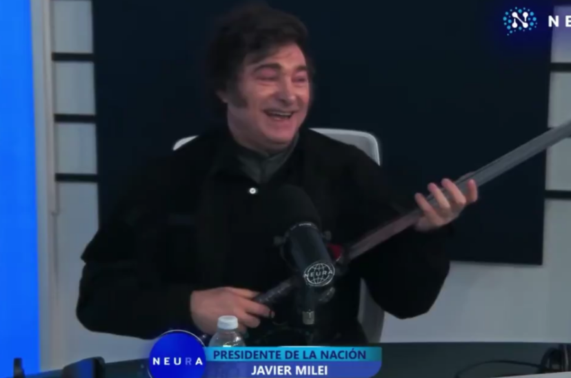 Milei con el regalo de Fantino