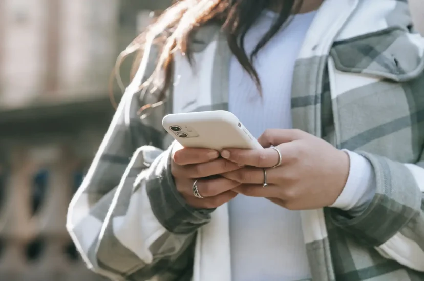 Mujer sosteniendo el celular - ganar dinero